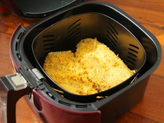 9、芝士爆浆鸡排,9、	将处理好的鸡肉放入空气炸锅的炸篮里。