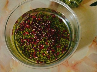 1、绿豆饼,绿豆浸泡一晚上