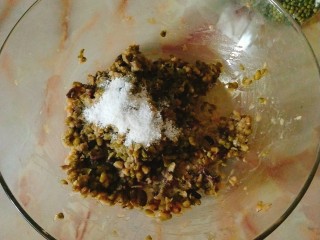 2、绿豆饼,煮熟后加适量白糖