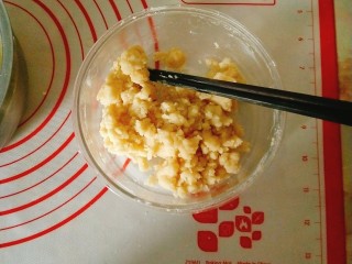 6、绿豆饼,倒入面粉中做成油酥面
