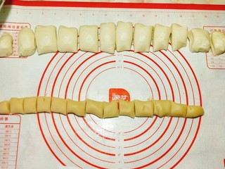 9、绿豆饼,醒发好的面团揉成长条，切成小剂子