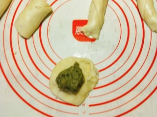 13、绿豆饼,取一长条面折三折后按扁，包上绿豆陷