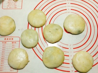 14、绿豆饼,按成小饼形状