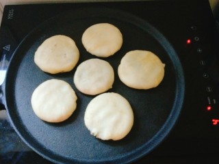 15、绿豆饼,热锅，小火慢慢加热