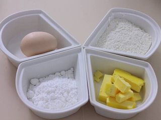 1、［鹿小鹿］翻糖卡通纸杯蛋糕,提前准备好低筋粉50g，黄油50g，糖粉35g，鸡蛋1个，泡打粉1/8小勺。