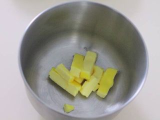2、［鹿小鹿］翻糖卡通纸杯蛋糕,将黄油放置一旁软化备用。