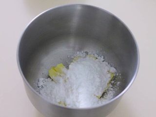 3、［鹿小鹿］翻糖卡通纸杯蛋糕,黄油软化后加入糖粉，用手动打蛋器搅打均匀。