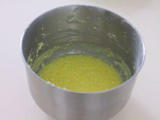 4、［鹿小鹿］翻糖卡通纸杯蛋糕,分4次加入鸡蛋，每次都要搅拌均匀才能再加下一次。