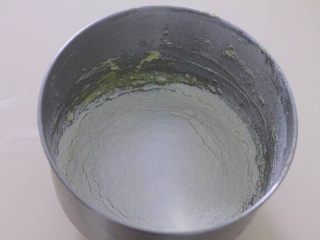 5、［鹿小鹿］翻糖卡通纸杯蛋糕,将低筋面粉和泡打粉混合筛入。