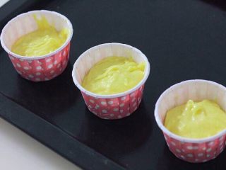 7、［鹿小鹿］翻糖卡通纸杯蛋糕,将拌好的面糊装入裱花袋，把面糊挤入纸杯中，大约八分满（家中只剩下3个）。