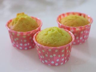 9、［鹿小鹿］翻糖卡通纸杯蛋糕,烤熟至表面金黄，就可以制作装饰材料。