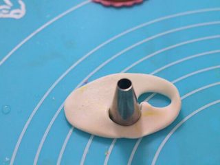 12、［鹿小鹿］翻糖卡通纸杯蛋糕,用最小号的裱花嘴背面切割出白色的胡子部分，在黄色翻糖上切割出耳朵。