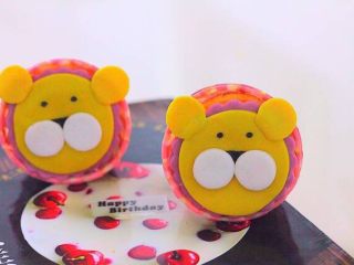 14、［鹿小鹿］翻糖卡通纸杯蛋糕,按照自己喜欢的简单装饰一下。