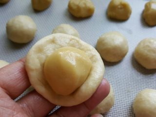 5、芝麻烧饼,5．取一份水油皮面团，捏成扁圆形，包一份油酥进去。