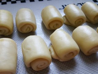 10、芝麻烧饼,10．由上而下卷起，十个依次做好。