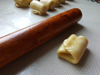 12、芝麻烧饼,12．进行一个三折，折成小的长方形，再用擀面杖擀薄。