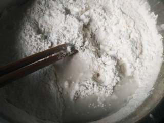 3、桂花糕,加入水