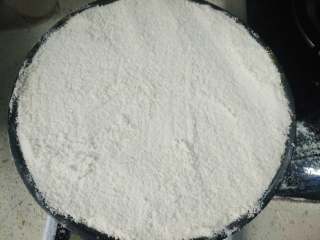 9、桂花糕,再将剩余的粉类倒进模具,刮平