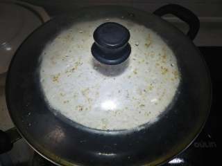 11、桂花糕,盖保鲜膜,冷水上锅,上汽后再蒸40分钟