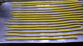 5、马蹄莲蛋卷,再用手搓成圆形长条，放入烤盘