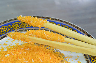 7、马蹄莲蛋卷,少取一点白糖加水熬成糖浆，将花枝顶端沾上糖浆，再放入面包糠中滚一下，这样就形成了马蹄莲的花蕊，放在一边待用