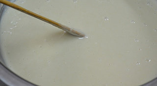 9、马蹄莲蛋卷,搅成面糊，充分搅匀，不能有颗粒