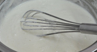 12、马蹄莲蛋卷,搅拌好后，备好烤盘，烤盘刷一层油