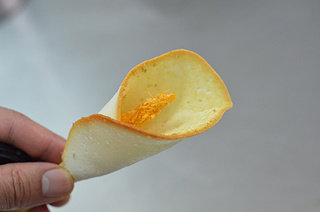 14、马蹄莲蛋卷,放入150℃的烤箱中烤至圆饼周边微微发黄，用铲刀一片片铲起，迅速裹在花枝上，速度要快，蛋卷刚出炉是软的，稍凉会立刻变脆