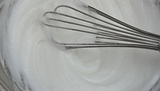 10、马蹄莲蛋卷,将蛋清打发8成