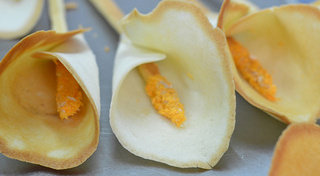 15、马蹄莲蛋卷,一枝枝卷好，定型