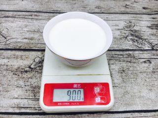 3、奶香浓郁 味道独特 简单易学 白汁海鲜意面,白汁:牛奶和淡奶油各90g混合在一起