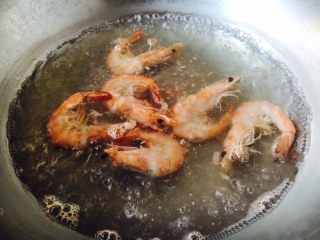 5、奶香浓郁 味道独特 简单易学 白汁海鲜意面,锅里放适量的水,水开后,放入1勺白葡萄酒(料酒),放入鲜虾,煮约2分钟后捞出,过凉水,然后剥盛虾仁备用。