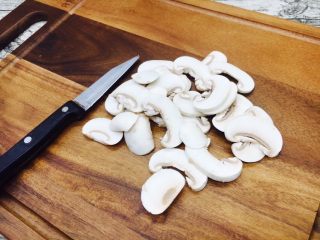 7、奶香浓郁 味道独特 简单易学 白汁海鲜意面,口蘑切片