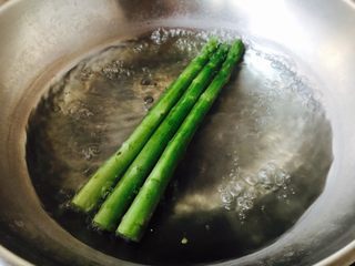 9、奶香浓郁 味道独特 简单易学 白汁海鲜意面,锅里放水,水里放半小勺的盐,水开后放入芦笋,芦笋断生后捞出,过凉水,切3厘米左右的段。