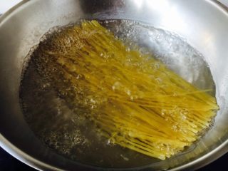 11、奶香浓郁 味道独特 简单易学 白汁海鲜意面,煮意面,锅里放水,水里放半小勺的盐,水开后放入意面,大火煮开,把火调到沸腾而不溢出的状态,煮大约6分钟左右,当意面还有一点小白芯时捞出。