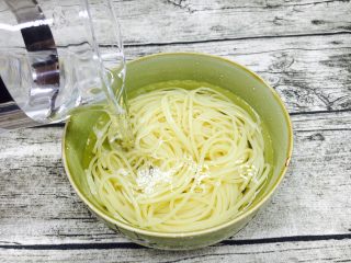 12、奶香浓郁 味道独特 简单易学 白汁海鲜意面,捞出后用白开水过凉