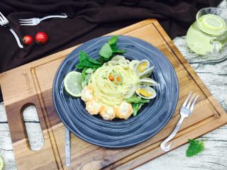 22、奶香浓郁 味道独特 简单易学 白汁海鲜意面,盛盘后撒少许罗勒碎,点缀一个红椒芯橄榄,再配上鲜柠檬和薄荷叶。