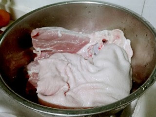 1、白切蹄髈,蹄髈泡清水里半个小时，洗干净