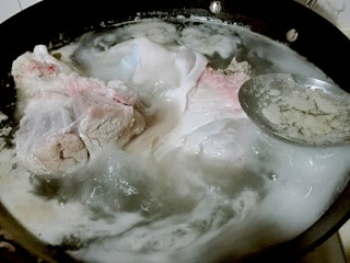 3、白切蹄髈,用勺子撇去浮沫