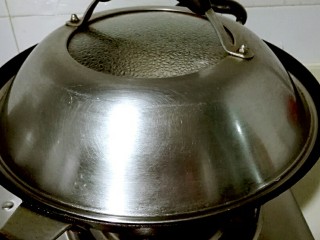 5、白切蹄髈,盖上锅盖关火焖十分钟