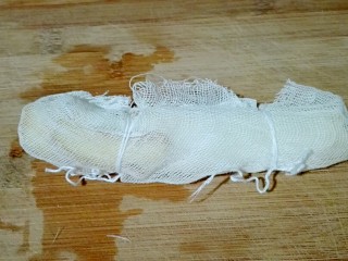 7、白切蹄髈,葱用刀拍一下，姜切片，和花椒一起放在纱布里面包起来扎好
