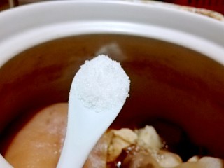 11、白切蹄髈,放盐进锅，调低火烧半个小时 ，关火焖半小时