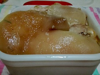 13、白切蹄髈,蹄髈和汤一起放到保鲜盒里面凉透，盖上盖子放冰箱冷藏