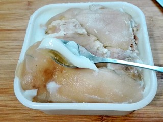 14、白切蹄髈,取出蹄髈，用勺子刮去油脂