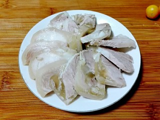 15、白切蹄髈,倒扣出来，切片装盘