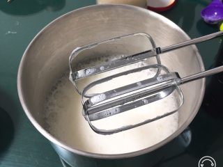 1、奶油蛋糕卷,鸡蛋分离出蛋白和蛋黄，蛋白中加入柠檬汁，用打蛋器高速搅打30圈，蛋白出现粗泡后加入30克细砂糖。