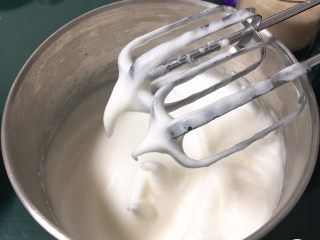 2、奶油蛋糕卷,再高速搅打50圈，蛋白出现下垂的弯钩后加入15克细砂糖。