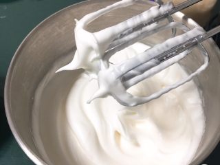 3、奶油蛋糕卷,继续搅打50圈后加入最后的细砂糖。