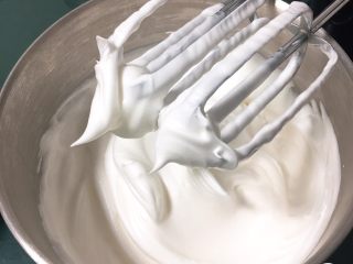 4、奶油蛋糕卷,再搅打50圈，蛋白出现直立的小尖峰，光滑细腻的蛋白霜就完成了。