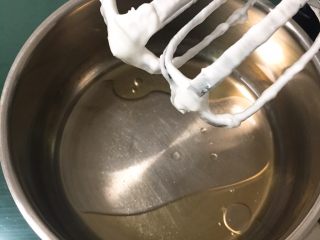 5、奶油蛋糕卷,玉米油和清水混合，加入盐用打蛋器低速搅拌至融合。